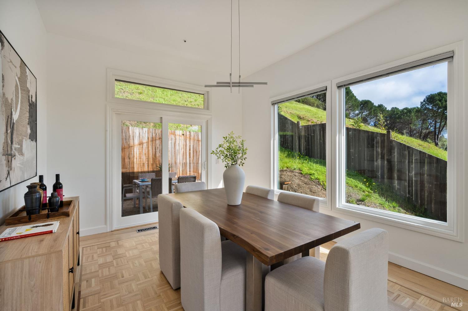 Detail Gallery Image 12 of 48 For 174 Main Dr, San Rafael,  CA 94901 - 5 Beds | 2/2 Baths