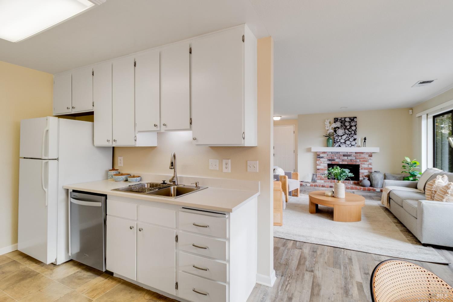 Detail Gallery Image 12 of 48 For 1474 London Cir, Benicia,  CA 94510 - 2 Beds | 2 Baths