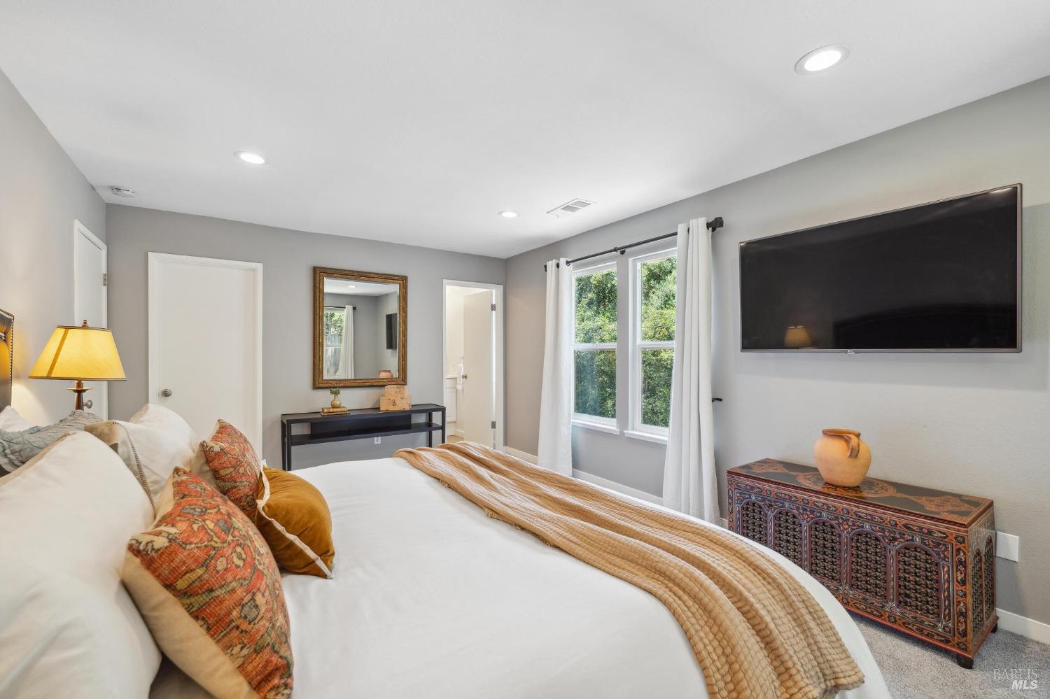 Detail Gallery Image 18 of 43 For 4880 Warm Springs Rd, Glen Ellen,  CA 95442 - 5 Beds | 3/1 Baths