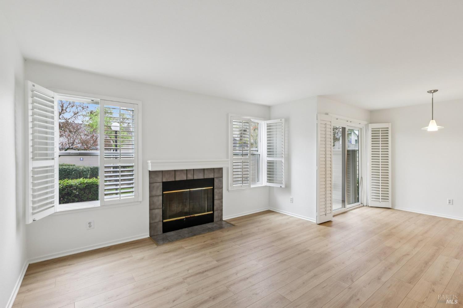 Detail Gallery Image 3 of 23 For 589 Mission Blvd, Santa Rosa,  CA 95409 - 2 Beds | 2 Baths