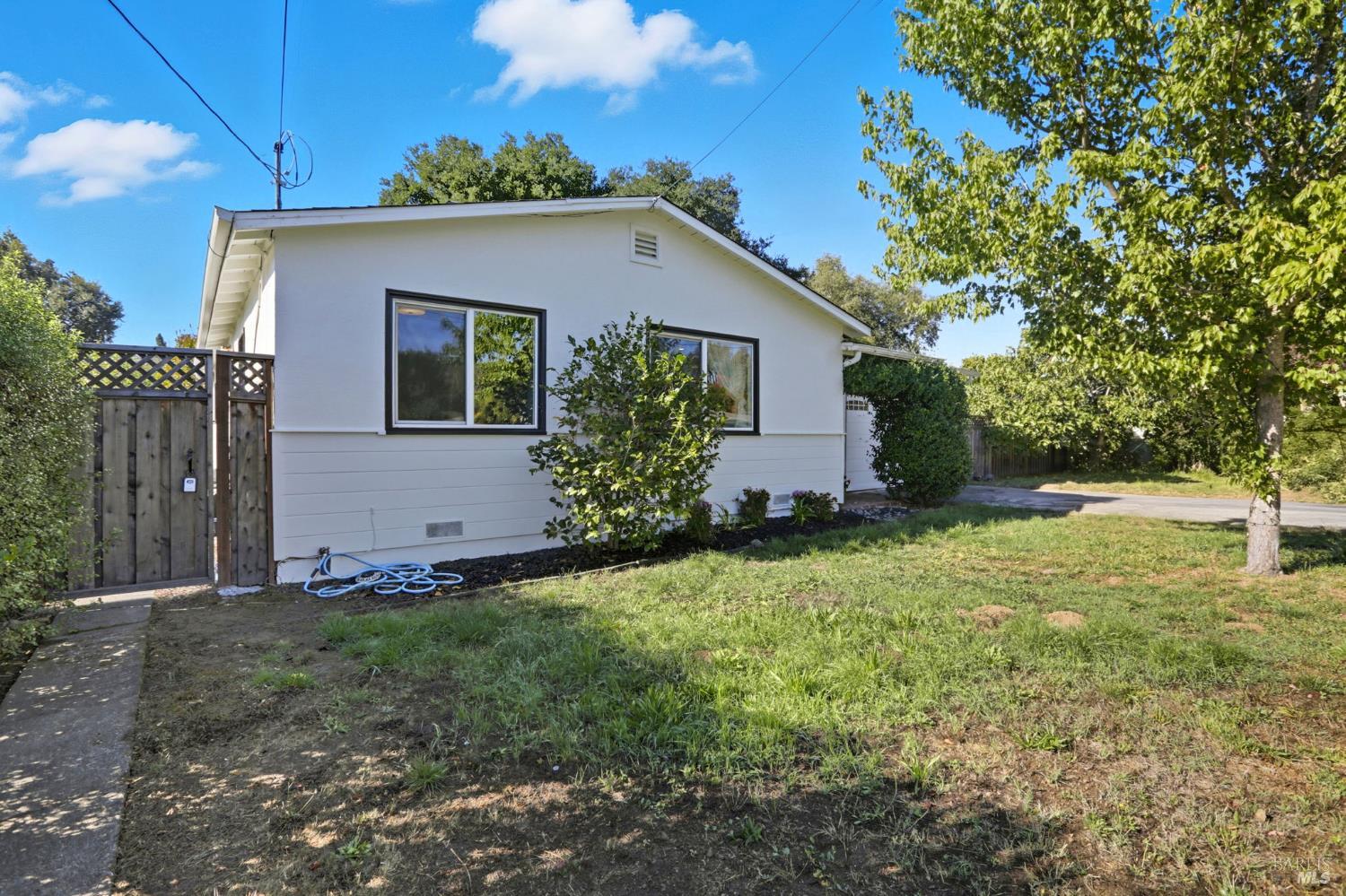 Detail Gallery Image 3 of 38 For 840 Wilmac Ave, Novato,  CA 94947 - 3 Beds | 2 Baths