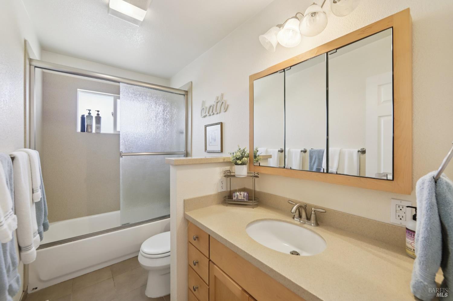 Detail Gallery Image 18 of 27 For 7070 Almond St, Rohnert Park,  CA 94928 - 3 Beds | 2 Baths