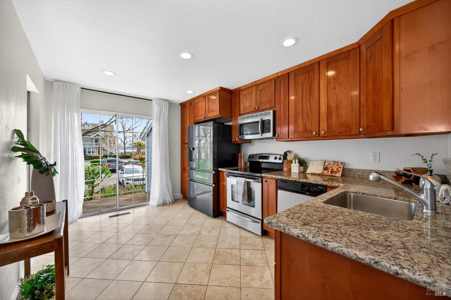 Detail Gallery Image 4 of 37 For 195 E B St, Benicia,  CA 94510 - 3 Beds | 2/1 Baths