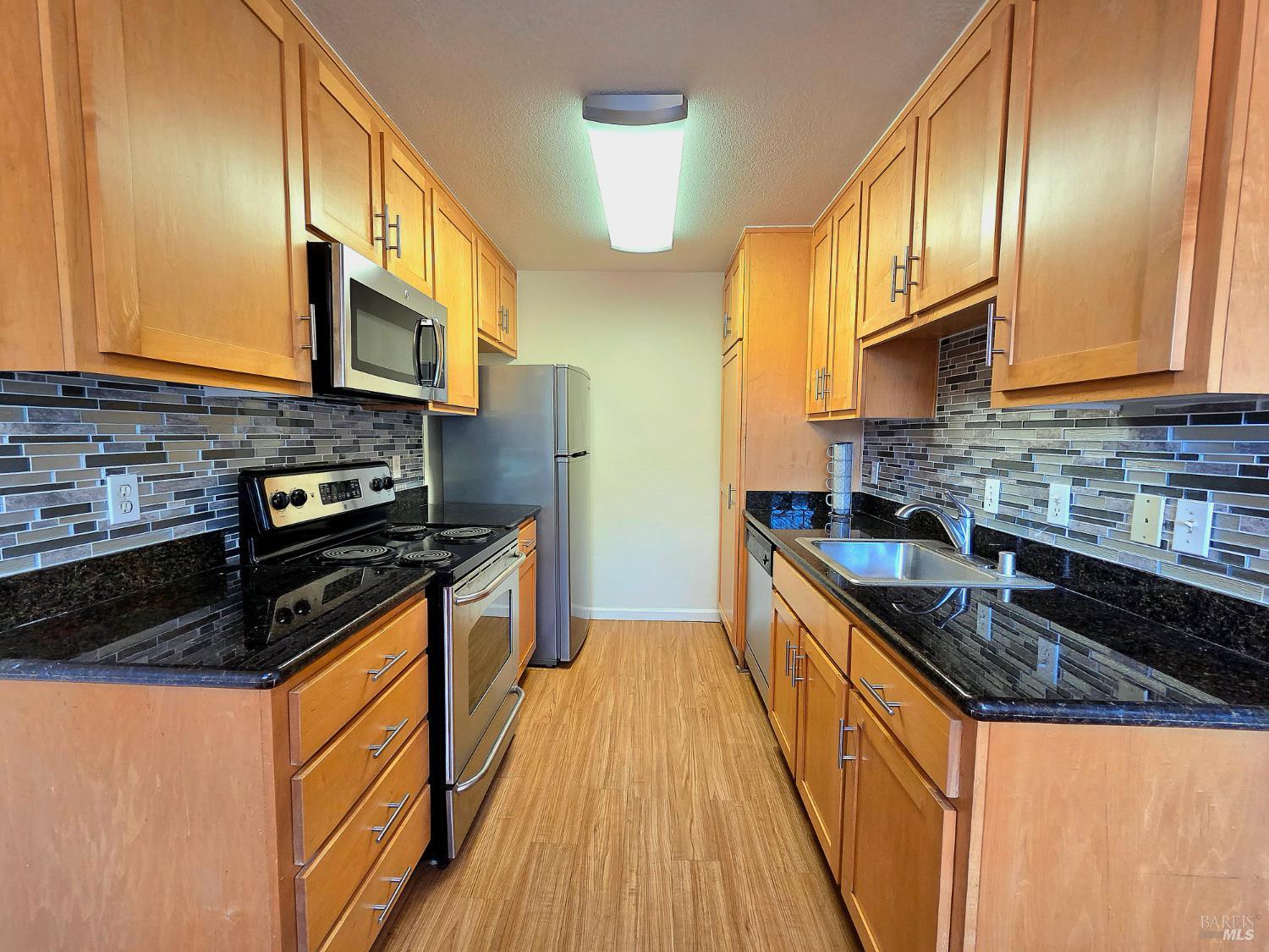 Detail Gallery Image 4 of 16 For 900 Cambridge Dr #122,  Benicia,  CA 94510 - 2 Beds | 1 Baths