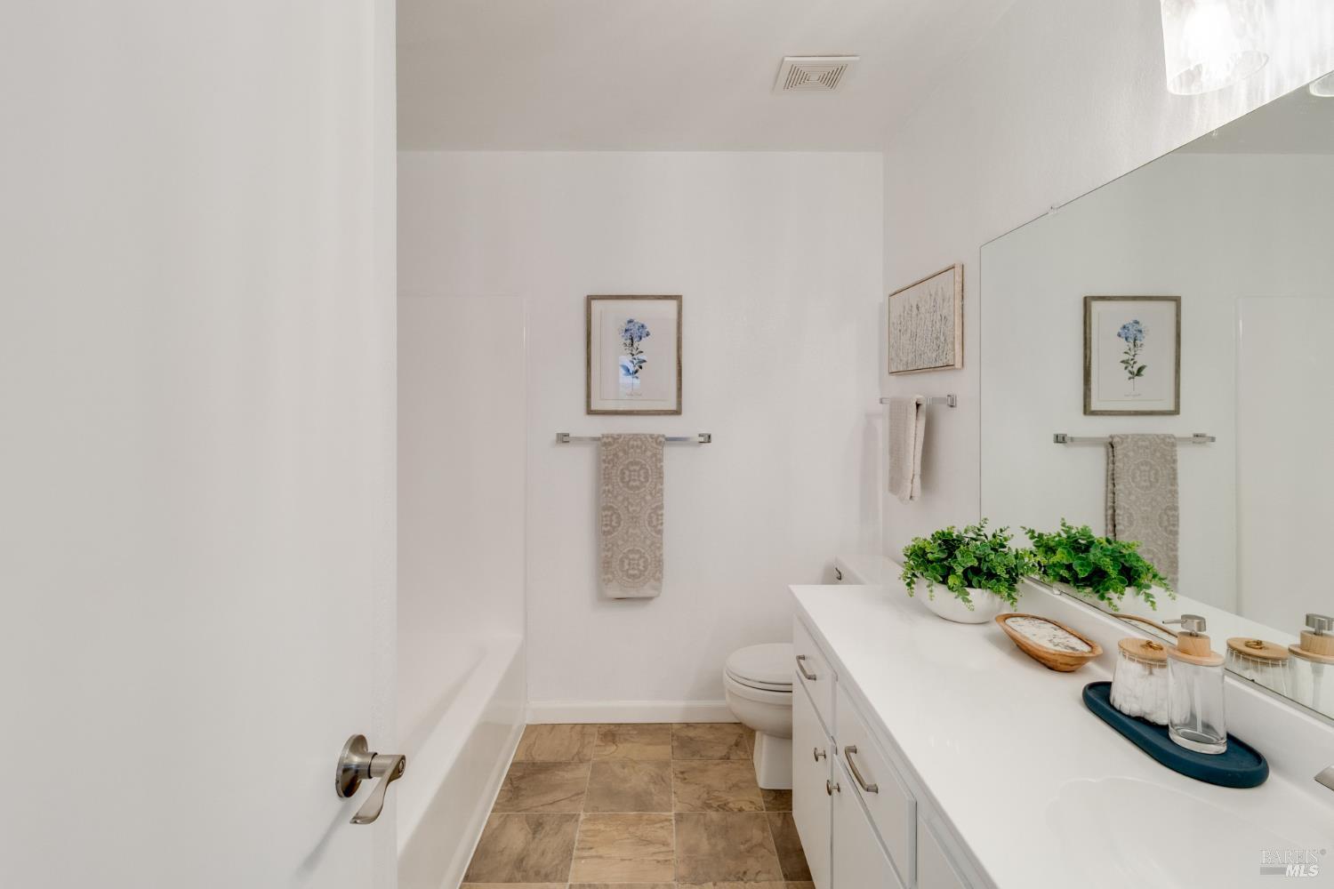 Detail Gallery Image 19 of 48 For 1474 London Cir, Benicia,  CA 94510 - 2 Beds | 2 Baths