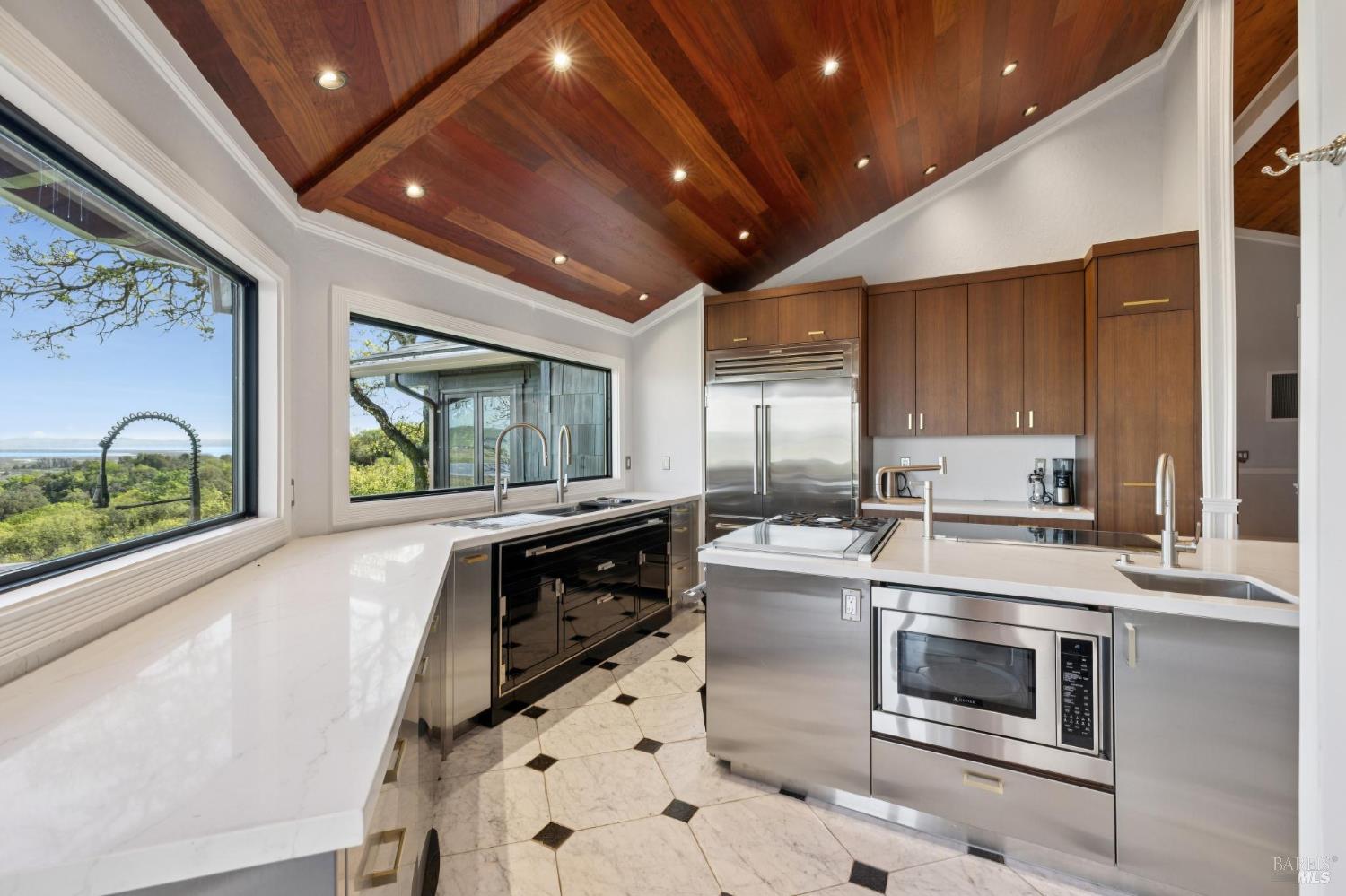 Detail Gallery Image 19 of 66 For 160 Crest Rd, Novato,  CA 94945 - 3 Beds | 3/2 Baths