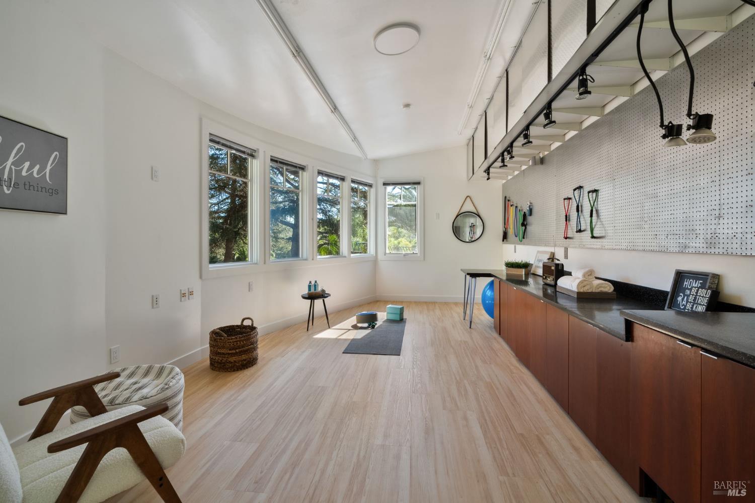 Detail Gallery Image 38 of 48 For 174 Main Dr, San Rafael,  CA 94901 - 5 Beds | 2/2 Baths