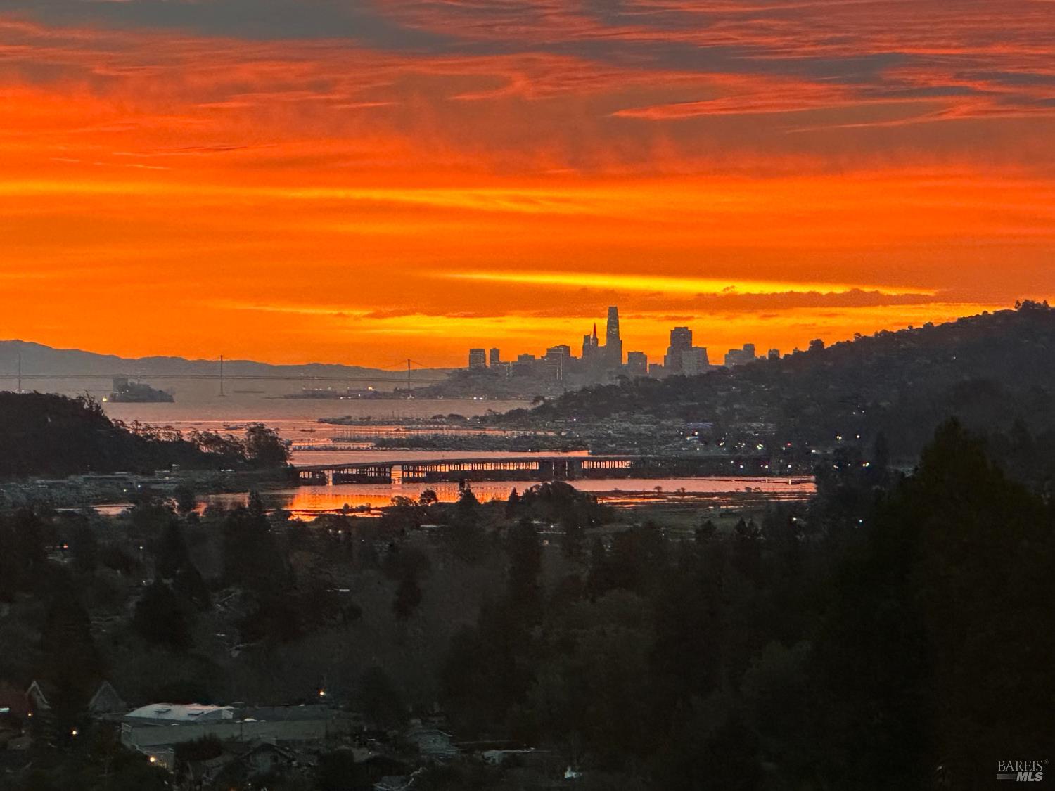 Detail Gallery Image 22 of 43 For 2 Upper Alcatraz Pl, Mill Valley,  CA 94941 - 5 Beds | 5/1 Baths