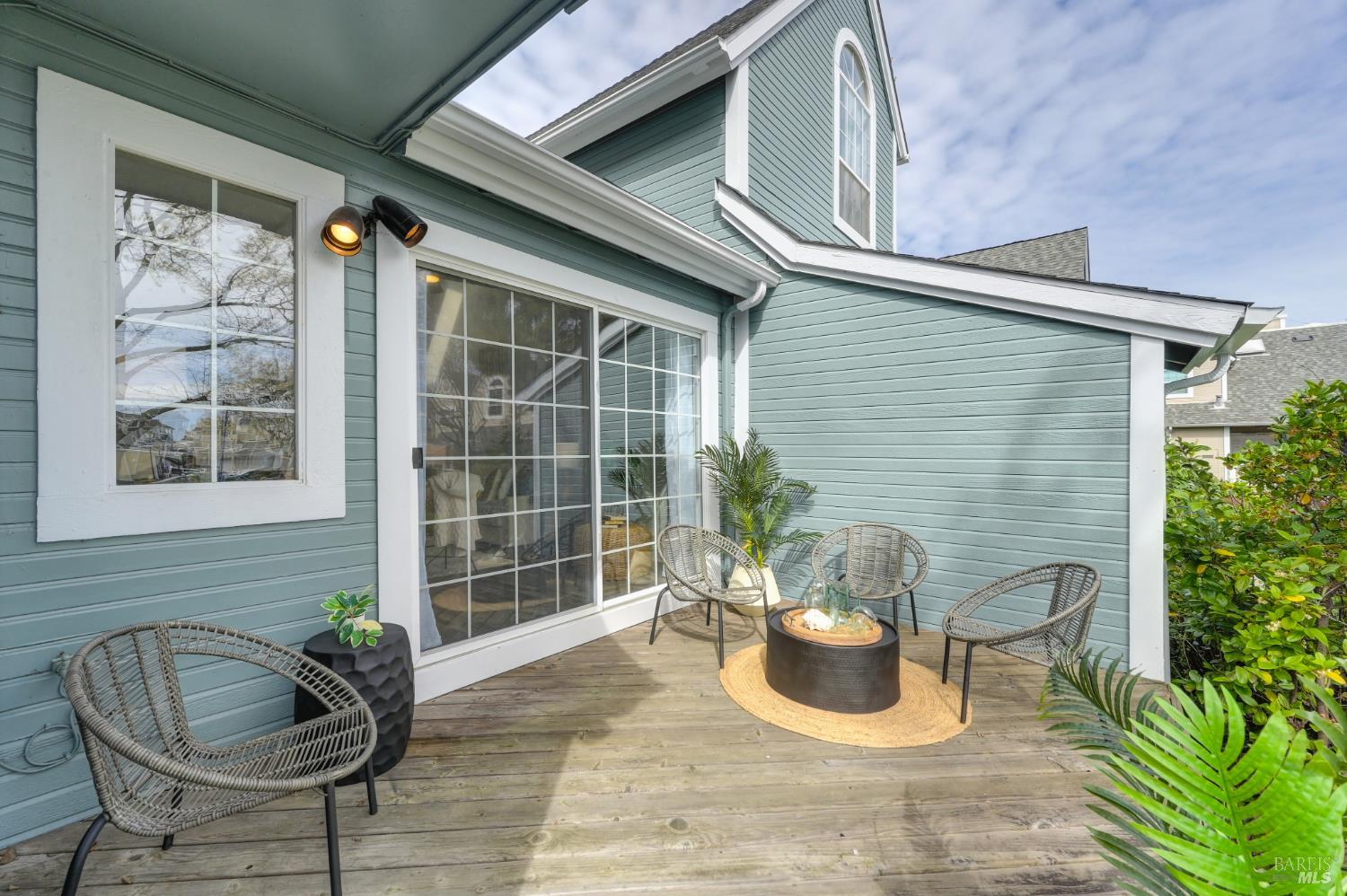 Detail Gallery Image 16 of 37 For 195 E B St, Benicia,  CA 94510 - 3 Beds | 2/1 Baths