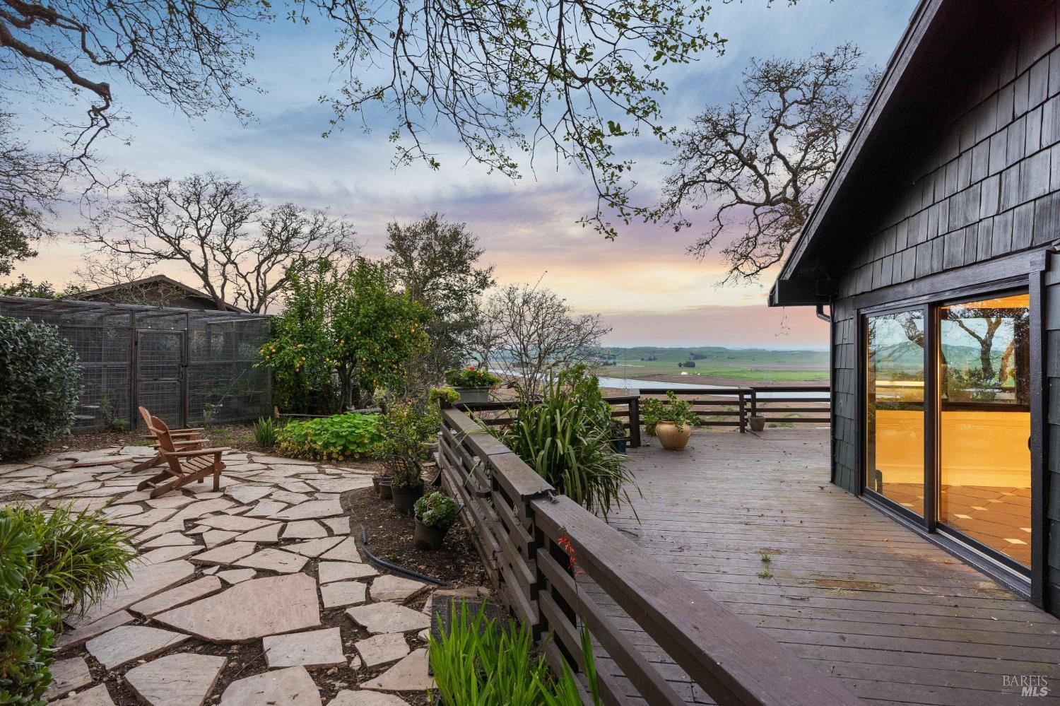 Detail Gallery Image 4 of 66 For 160 Crest Rd, Novato,  CA 94945 - 3 Beds | 3/2 Baths