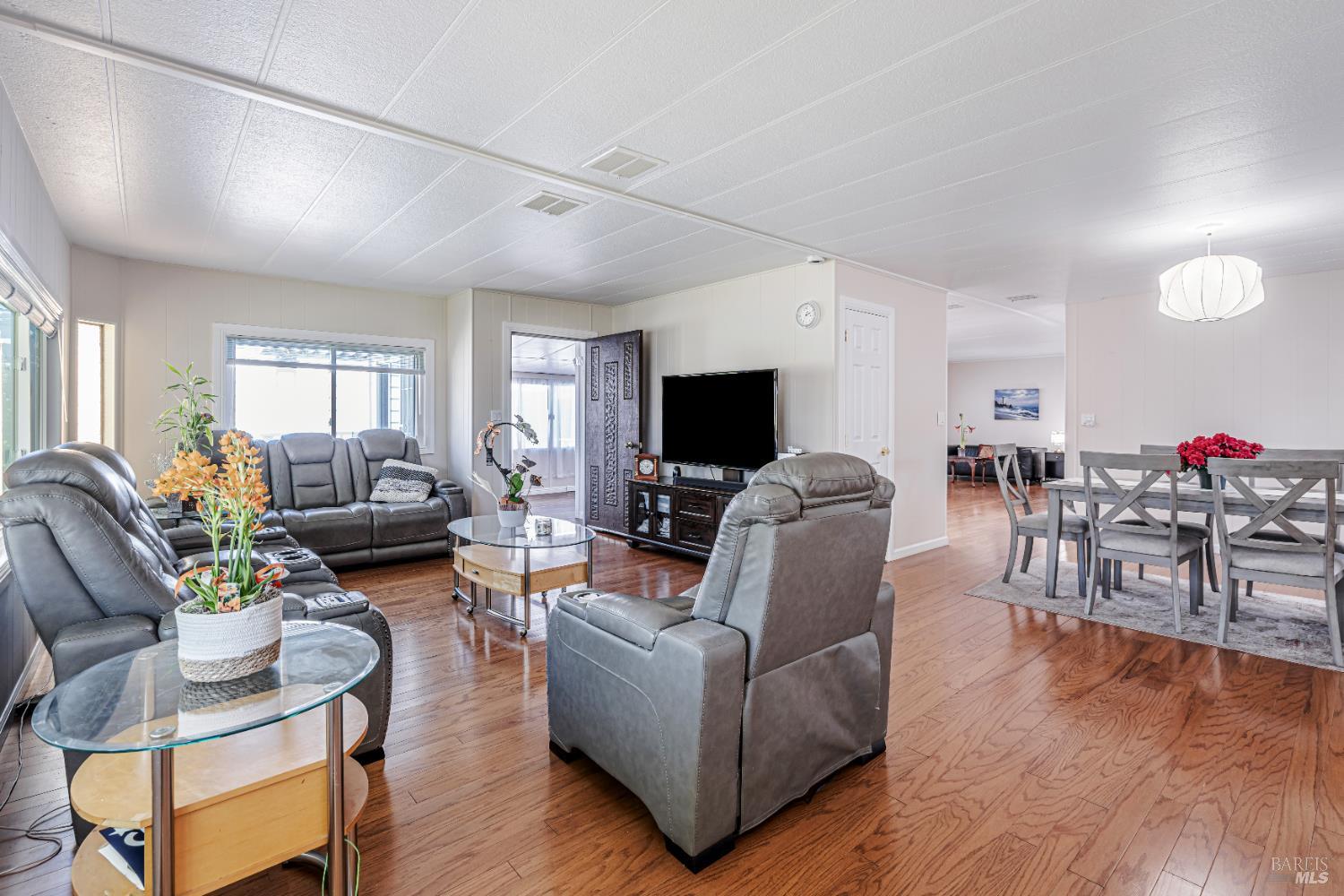 Detail Gallery Image 6 of 25 For 815 Las Palmas Ave, Novato,  CA 94949 - 2 Beds | 2 Baths