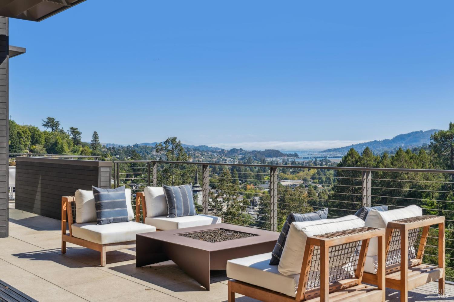 Detail Gallery Image 9 of 43 For 2 Upper Alcatraz Pl, Mill Valley,  CA 94941 - 5 Beds | 5/1 Baths