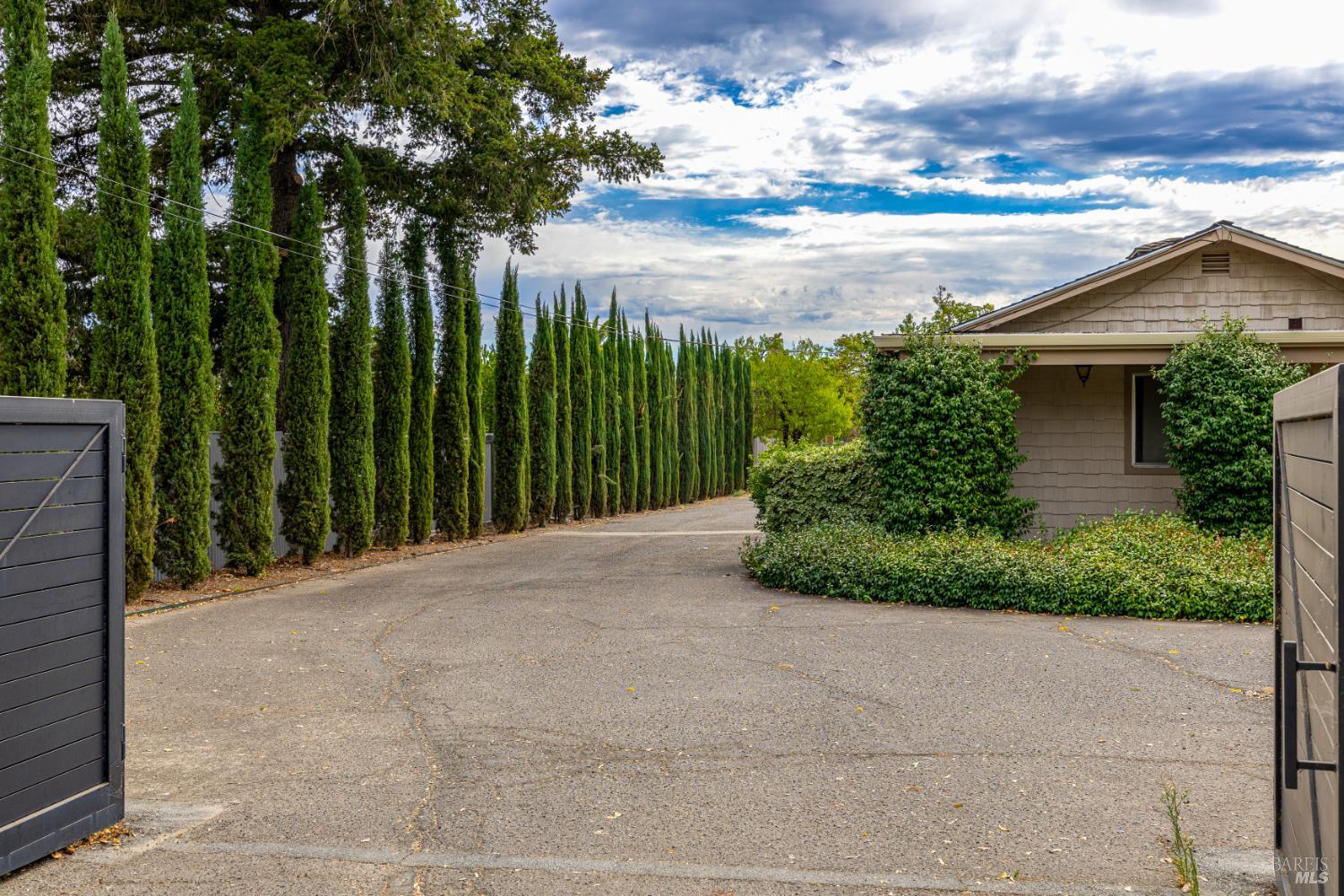 Detail Gallery Image 3 of 36 For 1851 Vallejo St, Saint Helena,  CA 94574 - 4 Beds | 4 Baths