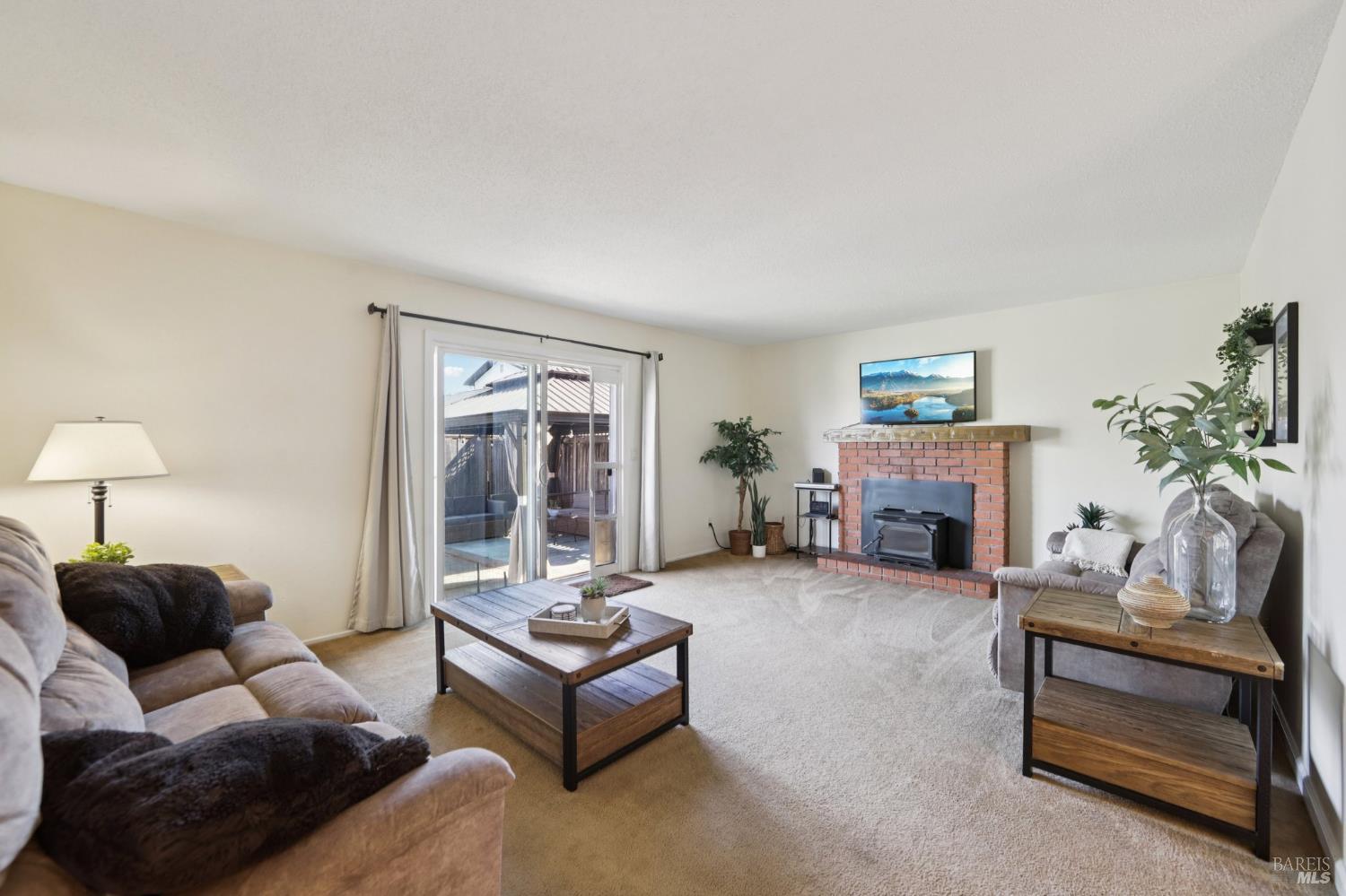 Detail Gallery Image 4 of 27 For 7070 Almond St, Rohnert Park,  CA 94928 - 3 Beds | 2 Baths