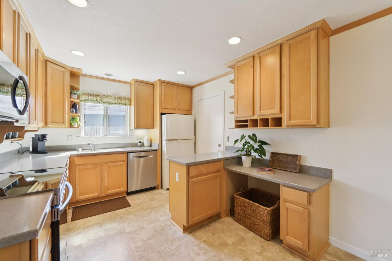 Detail Gallery Image 12 of 27 For 7070 Almond St, Rohnert Park,  CA 94928 - 3 Beds | 2 Baths