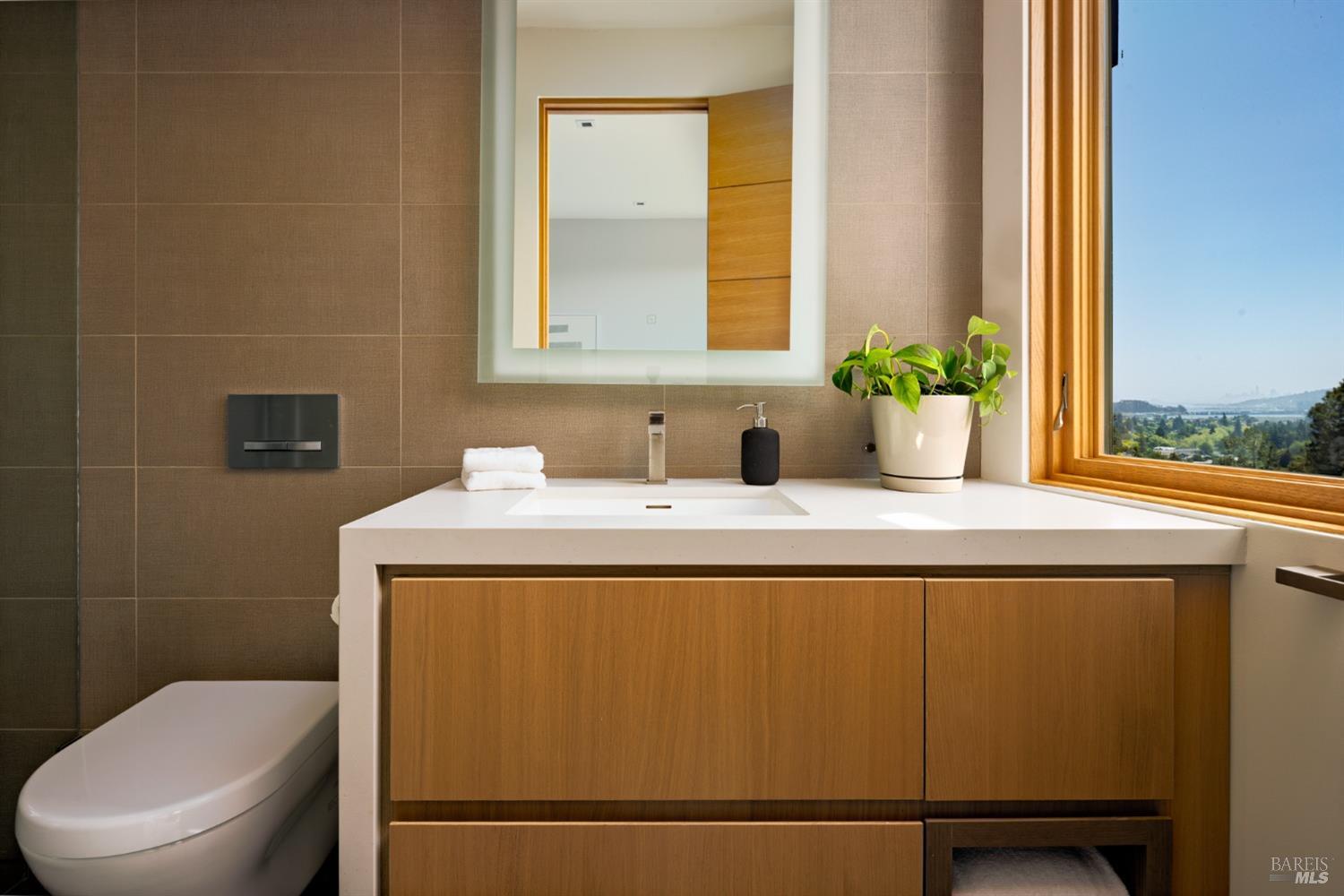 Detail Gallery Image 26 of 43 For 2 Upper Alcatraz Pl, Mill Valley,  CA 94941 - 5 Beds | 5/1 Baths