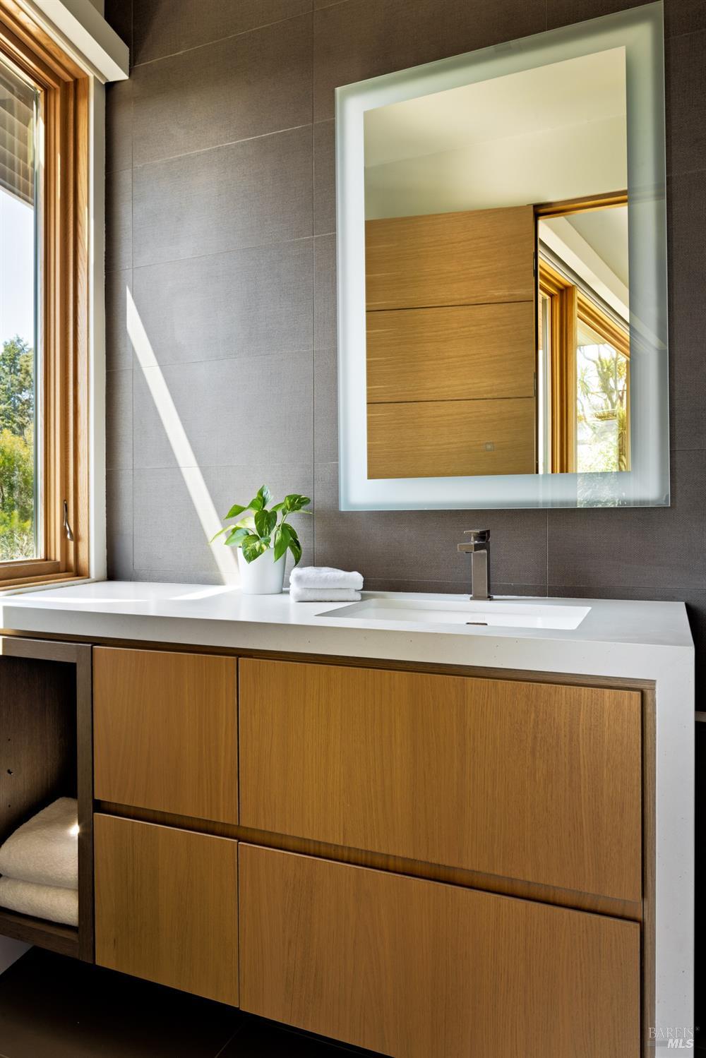 Detail Gallery Image 28 of 43 For 2 Upper Alcatraz Pl, Mill Valley,  CA 94941 - 5 Beds | 5/1 Baths