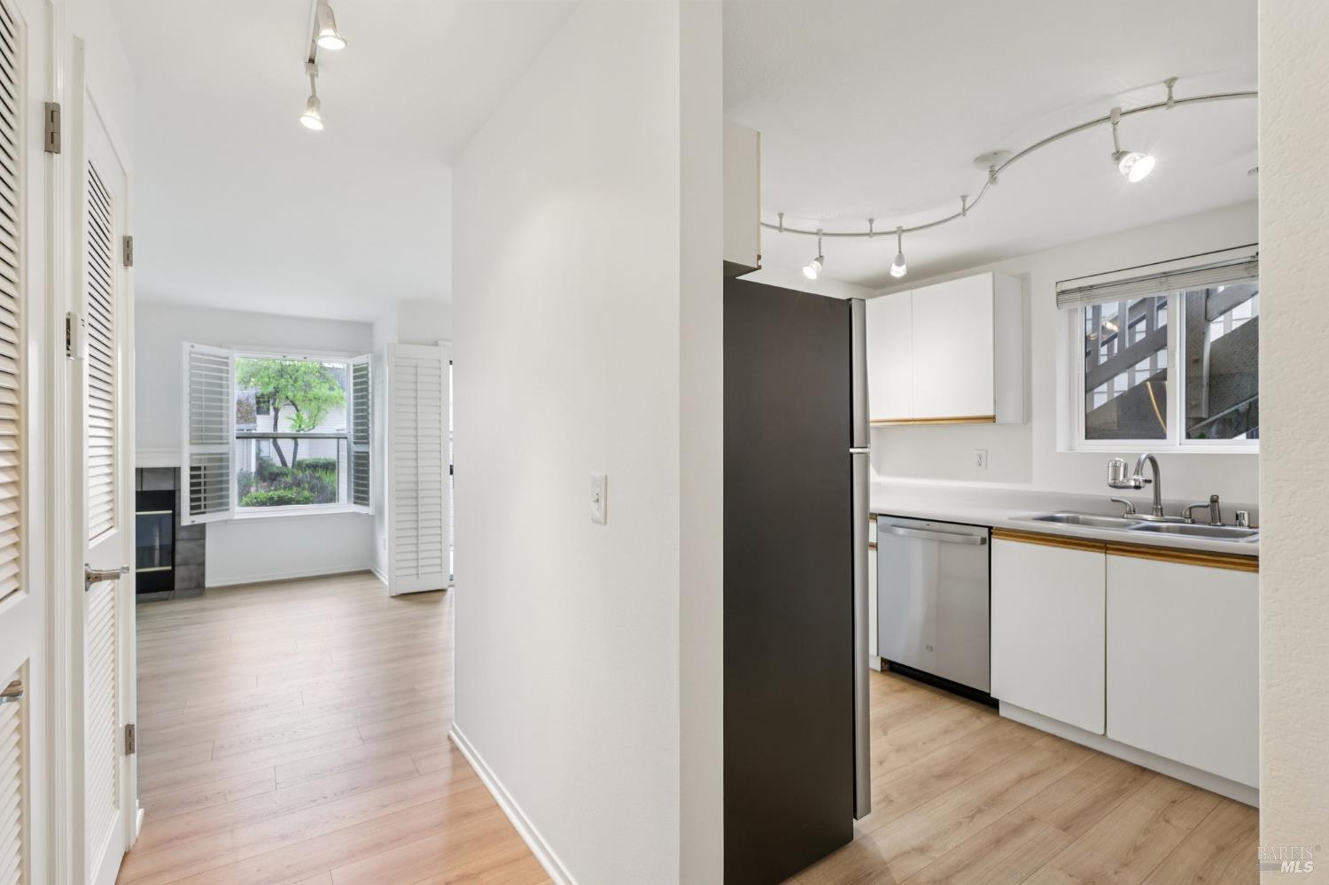 Detail Gallery Image 10 of 23 For 589 Mission Blvd, Santa Rosa,  CA 95409 - 2 Beds | 2 Baths