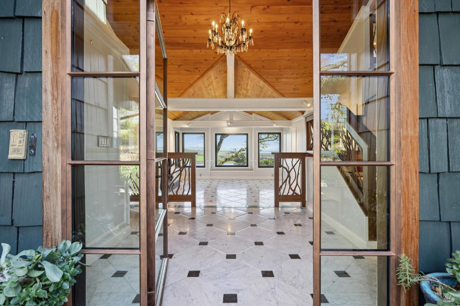 Detail Gallery Image 7 of 66 For 160 Crest Rd, Novato,  CA 94945 - 3 Beds | 3/2 Baths