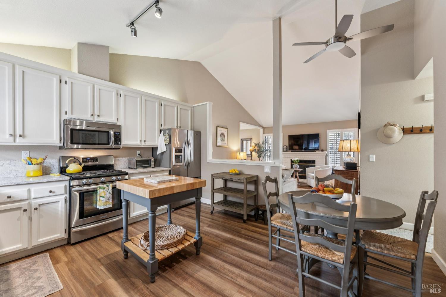 Detail Gallery Image 10 of 32 For 1239 Herbazal St, Sonoma,  CA 95476 - 2 Beds | 2 Baths