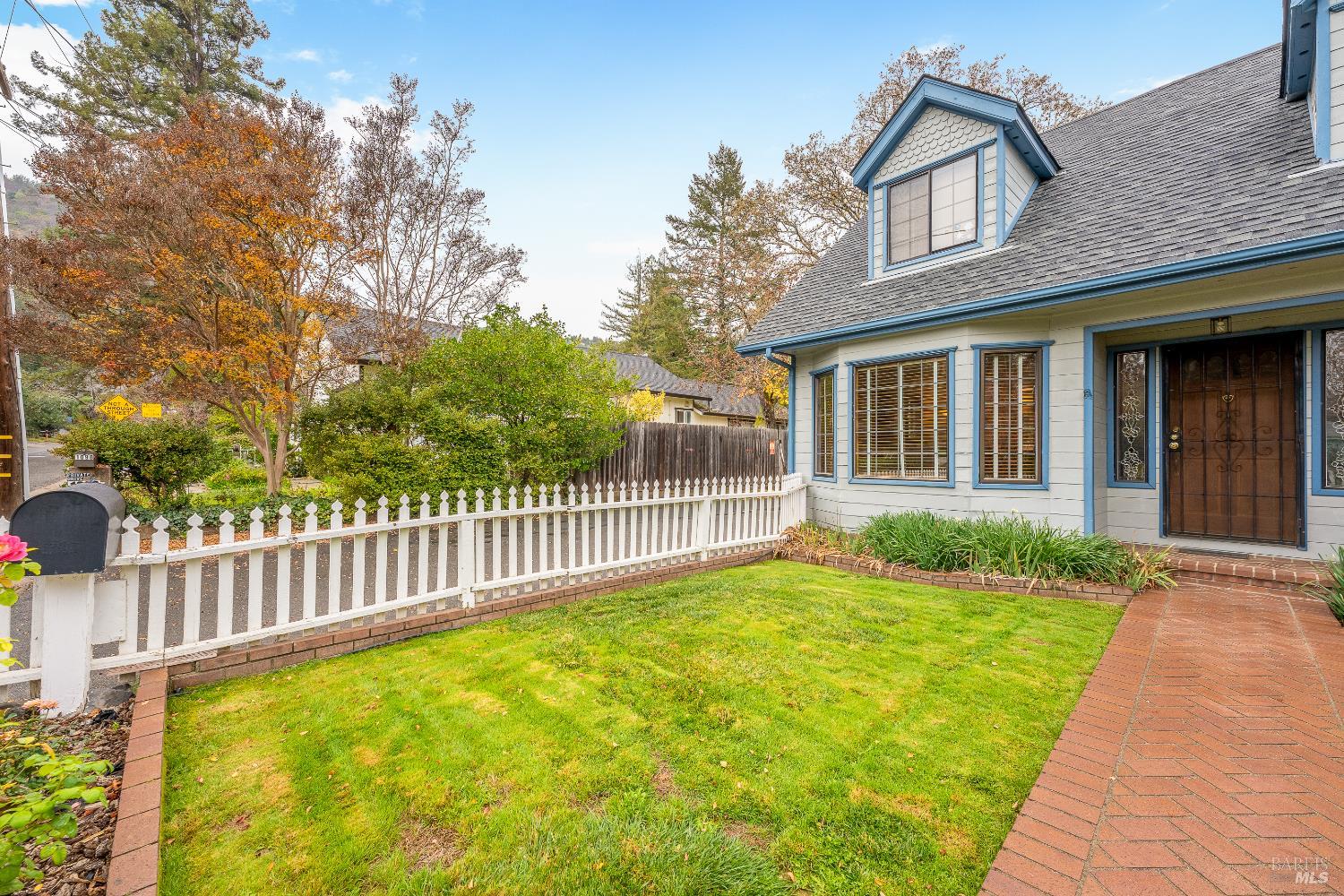 Detail Gallery Image 5 of 34 For 1096 W Standley St, Ukiah,  CA 95482 - 3 Beds | 3 Baths