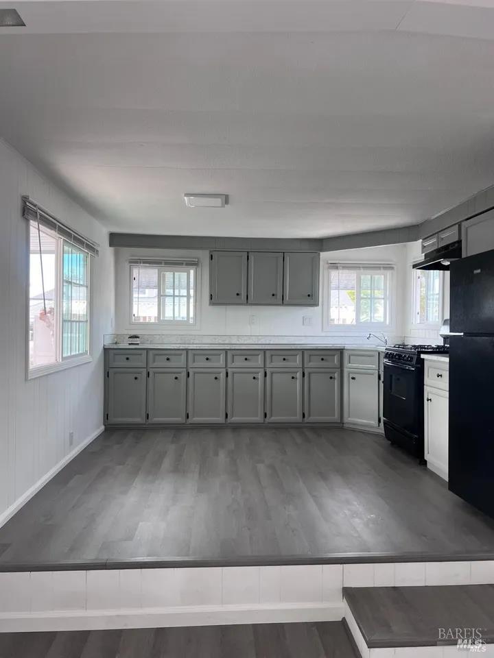 Detail Gallery Image 4 of 17 For 316 Pear Ln, Santa Rosa,  CA 95407 - 3 Beds | 1 Baths