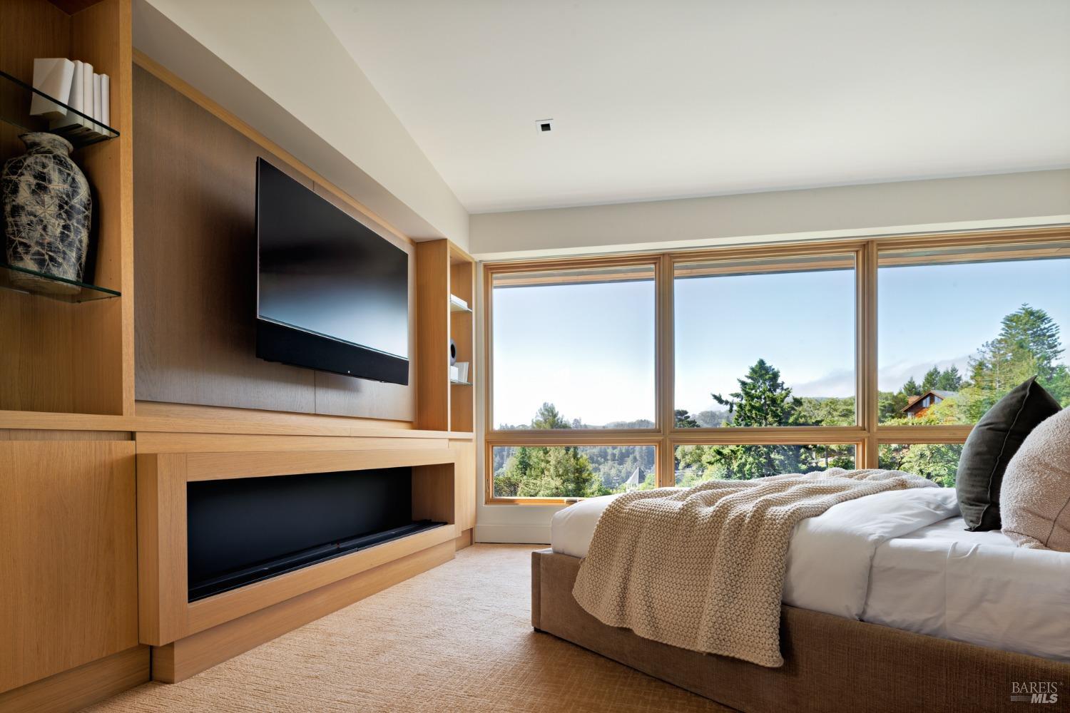 Detail Gallery Image 18 of 43 For 2 Upper Alcatraz Pl, Mill Valley,  CA 94941 - 5 Beds | 5/1 Baths