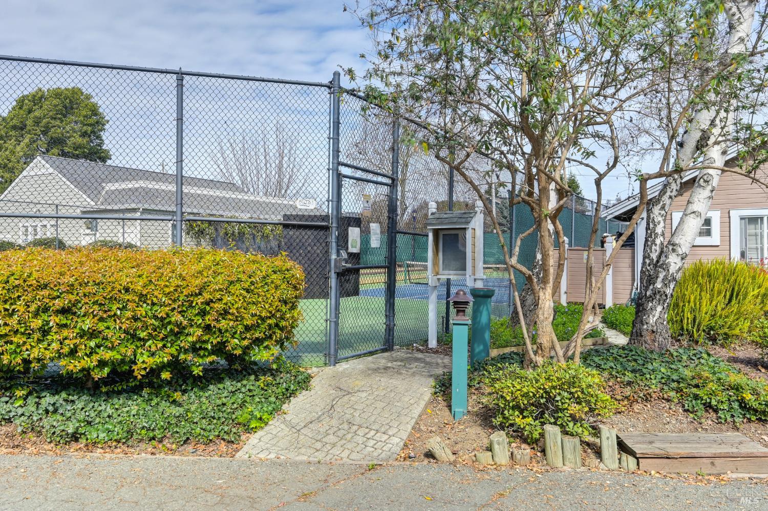 Detail Gallery Image 34 of 37 For 195 E B St, Benicia,  CA 94510 - 3 Beds | 2/1 Baths