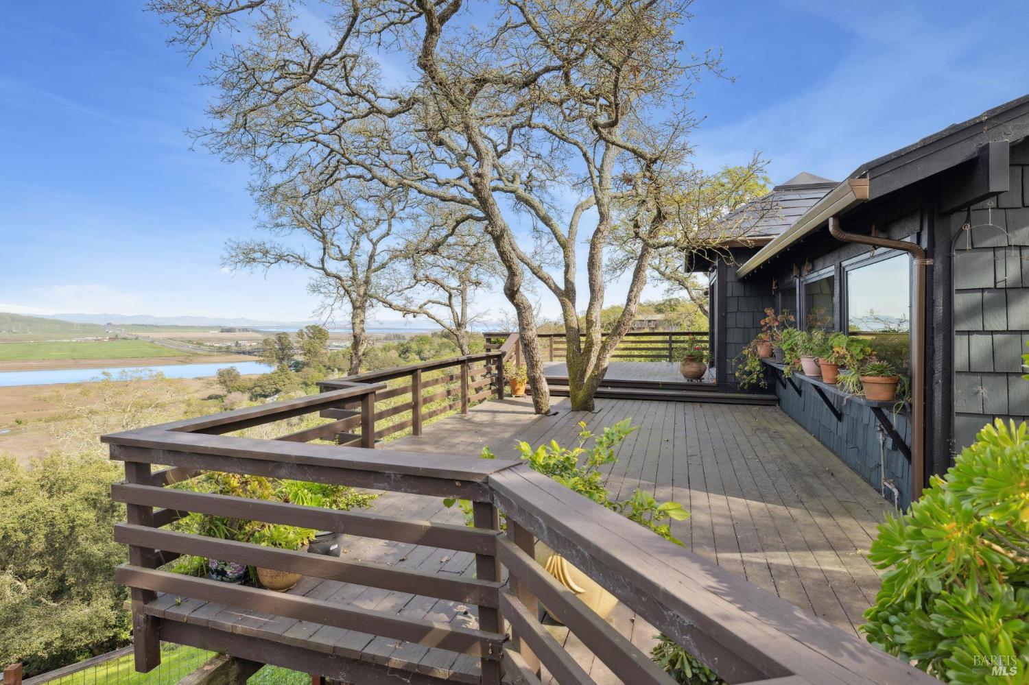 Detail Gallery Image 31 of 66 For 160 Crest Rd, Novato,  CA 94945 - 3 Beds | 3/2 Baths