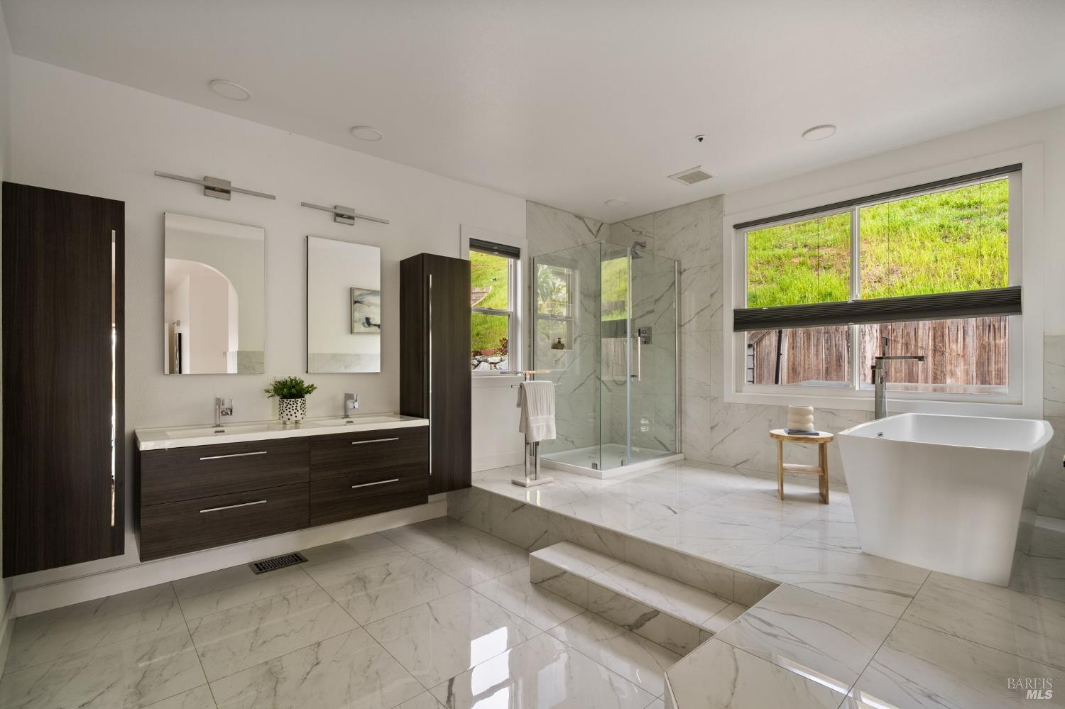 Detail Gallery Image 25 of 48 For 174 Main Dr, San Rafael,  CA 94901 - 5 Beds | 2/2 Baths