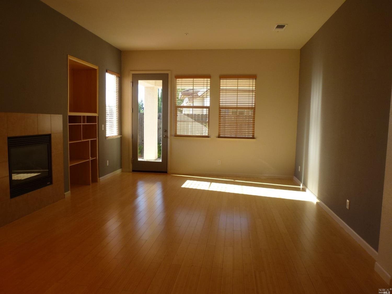 Detail Gallery Image 4 of 11 For 3273 Inwood Pl, Fairfield,  CA 94534 - 2 Beds | 2 Baths