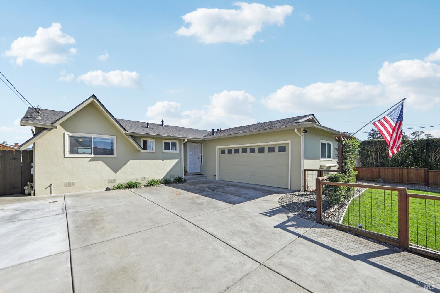 Detail Gallery Image 2 of 27 For 7070 Almond St, Rohnert Park,  CA 94928 - 3 Beds | 2 Baths