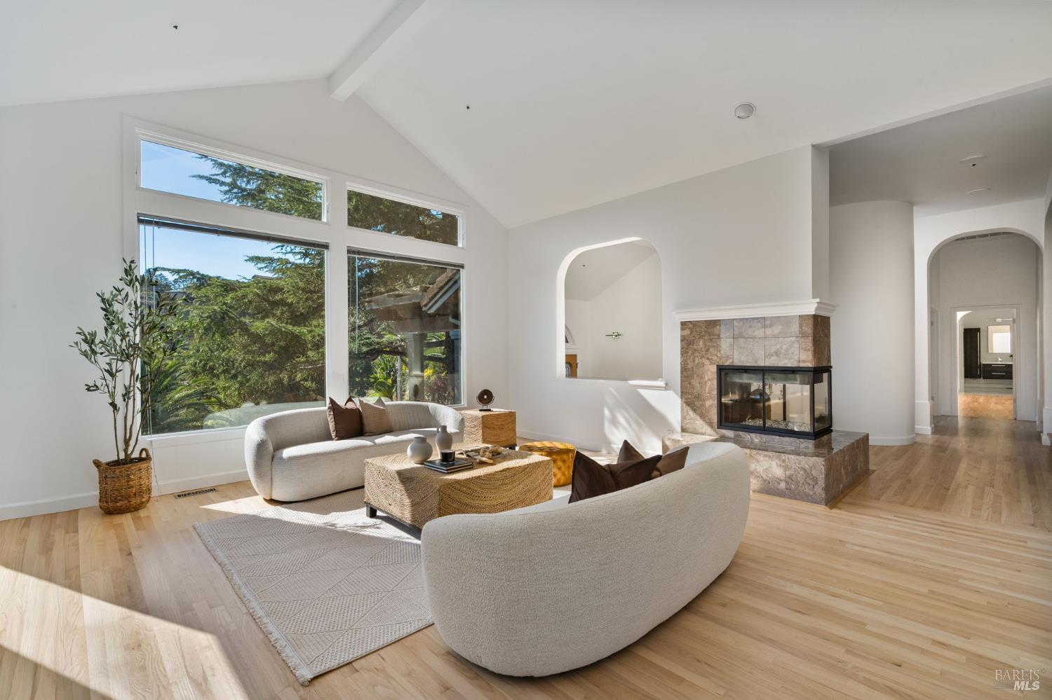 Detail Gallery Image 5 of 48 For 174 Main Dr, San Rafael,  CA 94901 - 5 Beds | 2/2 Baths