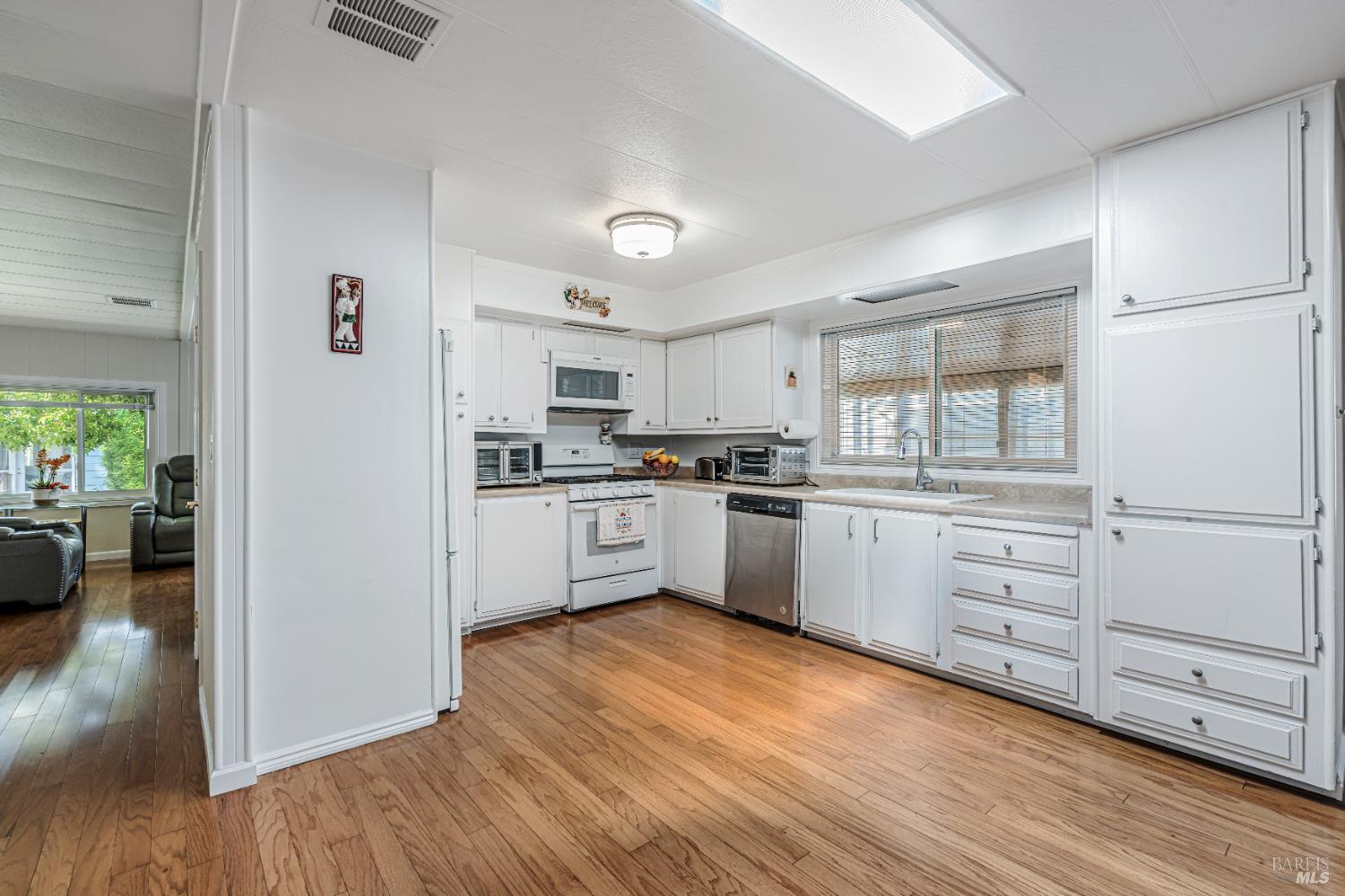 Detail Gallery Image 2 of 25 For 815 Las Palmas Ave, Novato,  CA 94949 - 2 Beds | 2 Baths