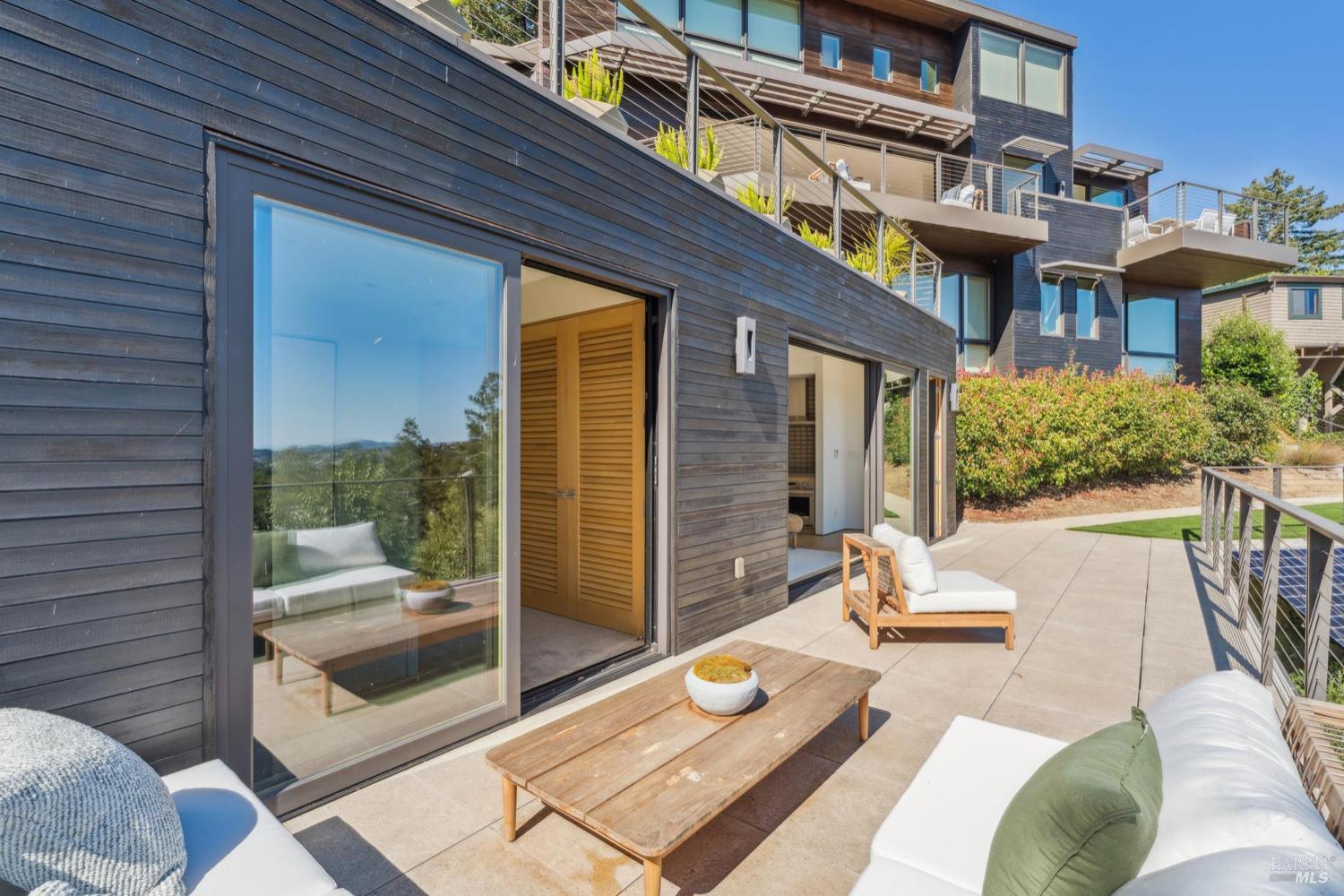 Detail Gallery Image 34 of 43 For 2 Upper Alcatraz Pl, Mill Valley,  CA 94941 - 5 Beds | 5/1 Baths