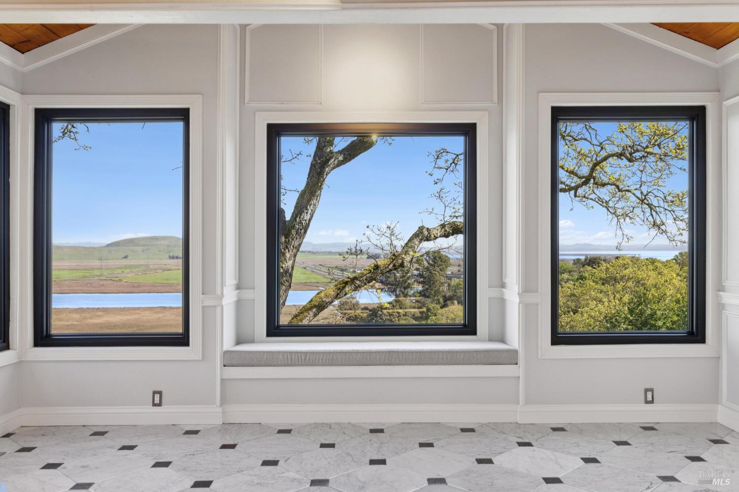 Detail Gallery Image 11 of 66 For 160 Crest Rd, Novato,  CA 94945 - 3 Beds | 3/2 Baths