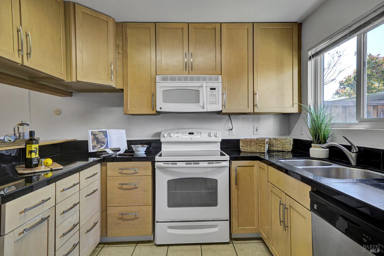 Detail Gallery Image 5 of 33 For 735 Racquet Club Cir, Rohnert Park,  CA 94928 - 2 Beds | 1/1 Baths