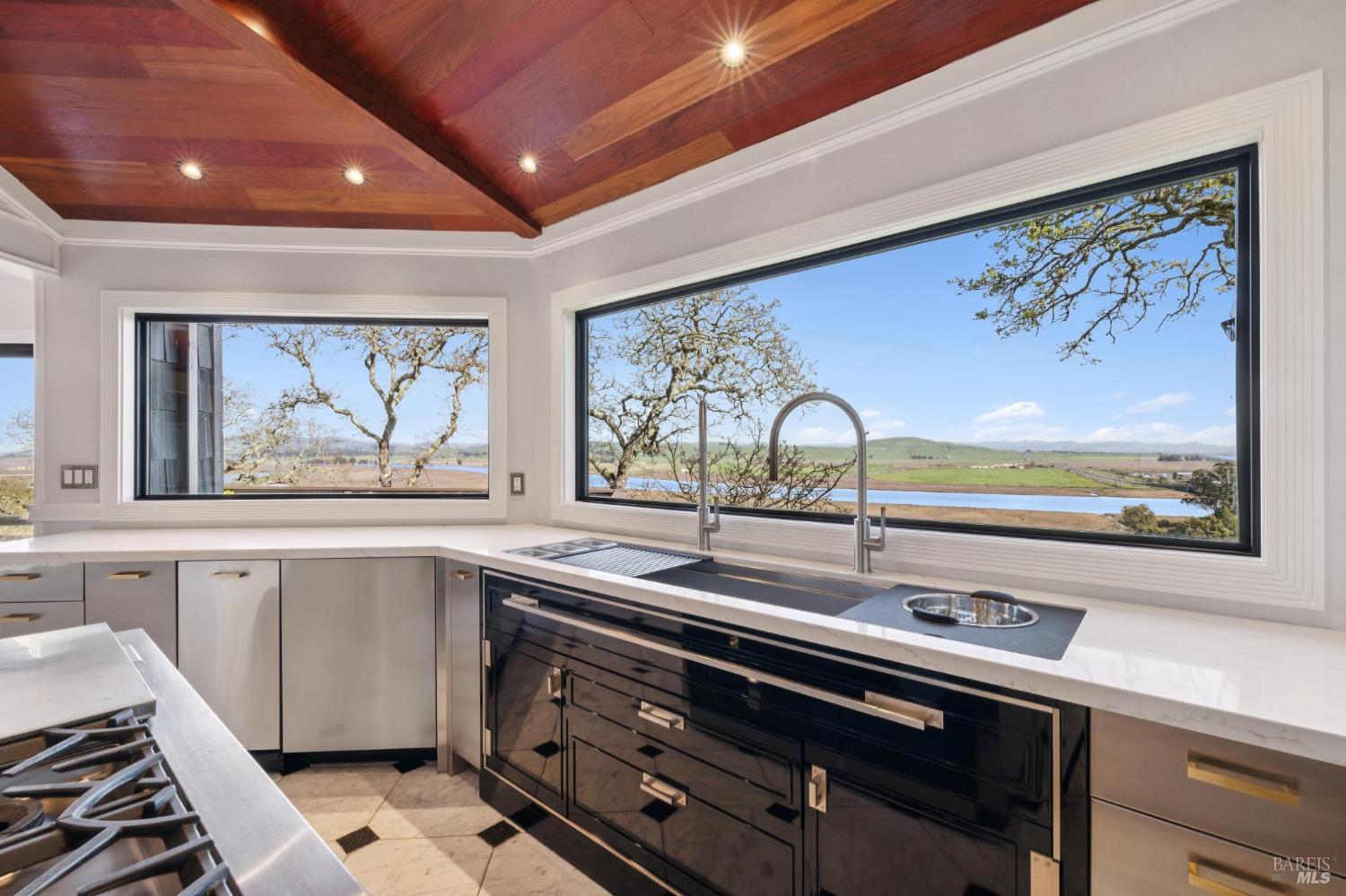 Detail Gallery Image 21 of 66 For 160 Crest Rd, Novato,  CA 94945 - 3 Beds | 3/2 Baths