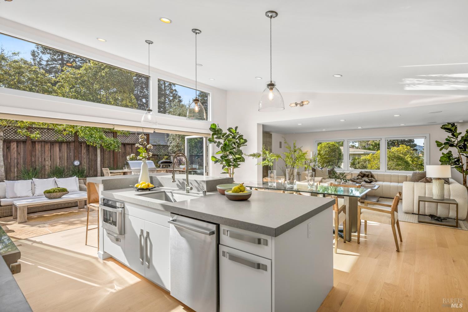 Detail Gallery Image 14 of 55 For 34 Southridge Dr, Tiburon,  CA 94920 - 4 Beds | 3/1 Baths