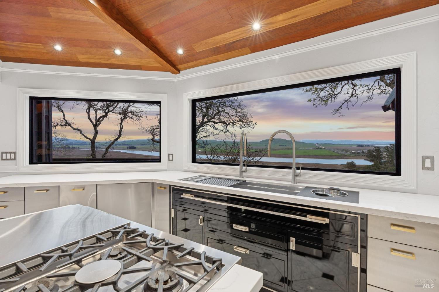 Detail Gallery Image 13 of 66 For 160 Crest Rd, Novato,  CA 94945 - 3 Beds | 3/2 Baths