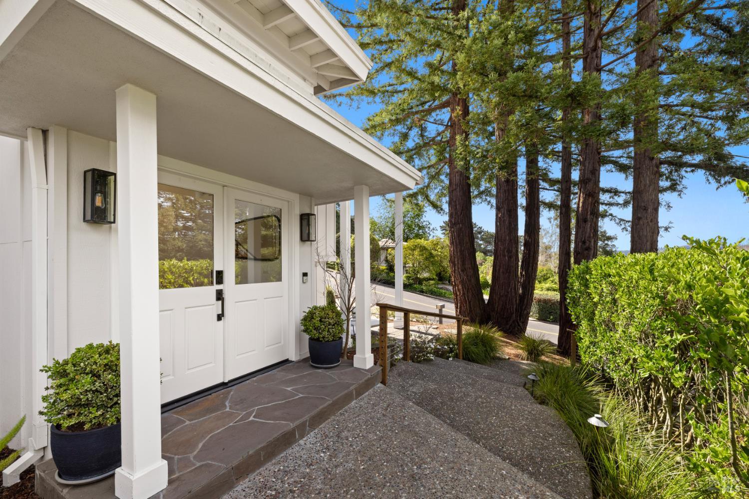 Detail Gallery Image 3 of 55 For 34 Southridge Dr, Tiburon,  CA 94920 - 4 Beds | 3/1 Baths