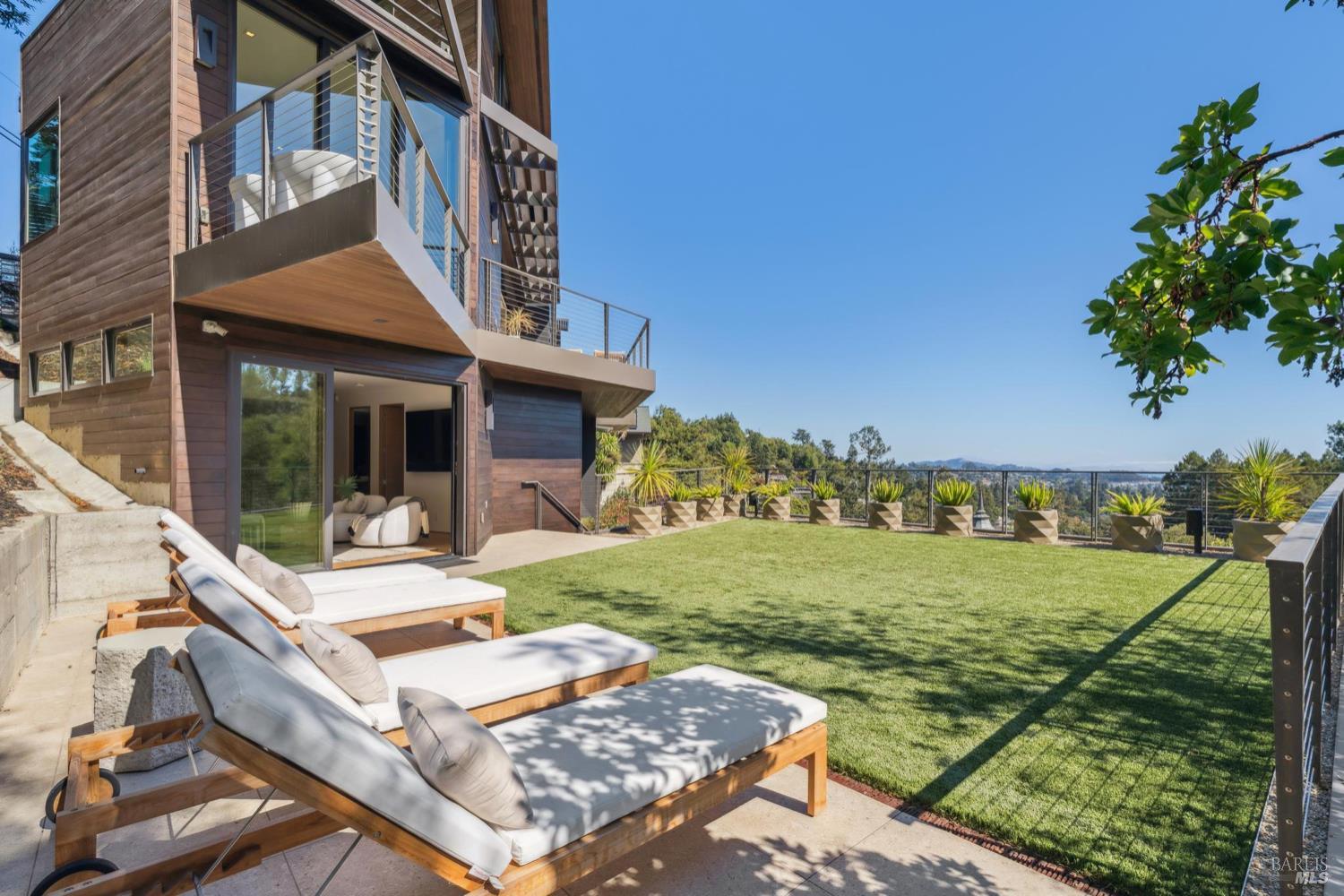 Detail Gallery Image 31 of 43 For 2 Upper Alcatraz Pl, Mill Valley,  CA 94941 - 5 Beds | 5/1 Baths