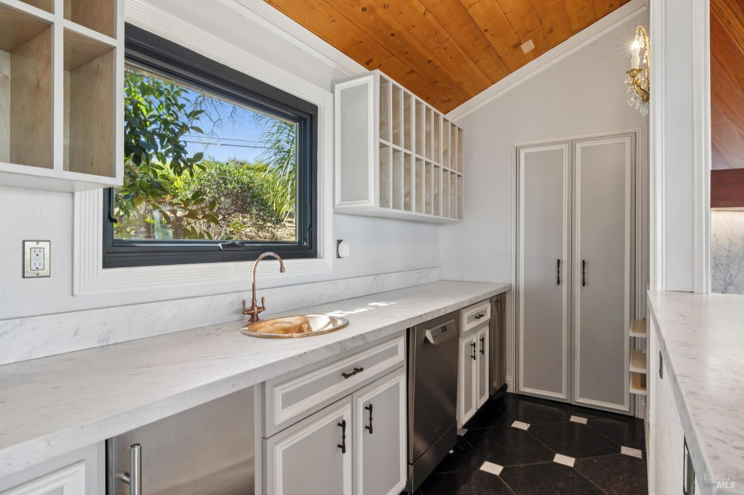 Detail Gallery Image 26 of 66 For 160 Crest Rd, Novato,  CA 94945 - 3 Beds | 3/2 Baths