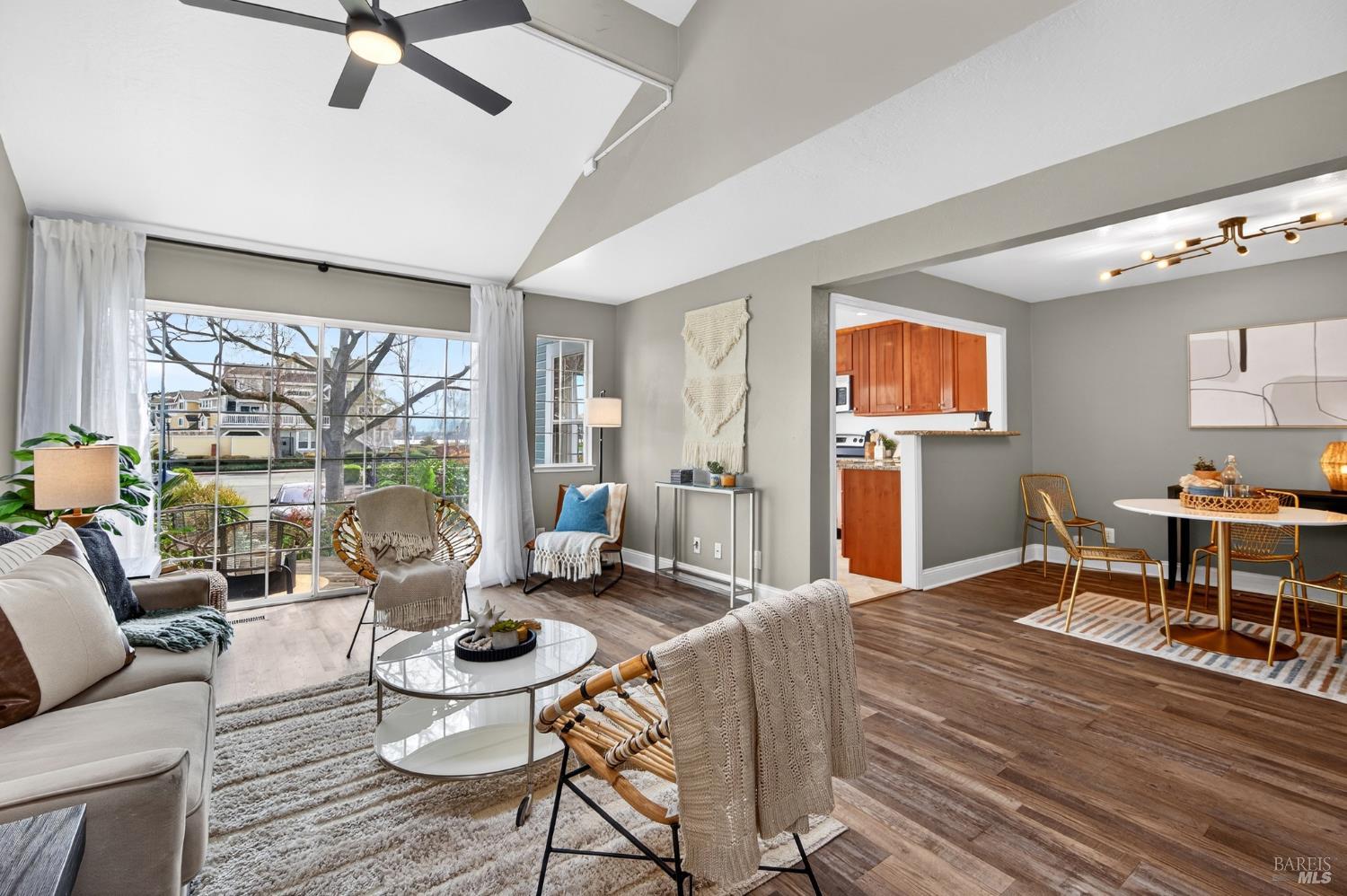 Detail Gallery Image 8 of 37 For 195 E B St, Benicia,  CA 94510 - 3 Beds | 2/1 Baths