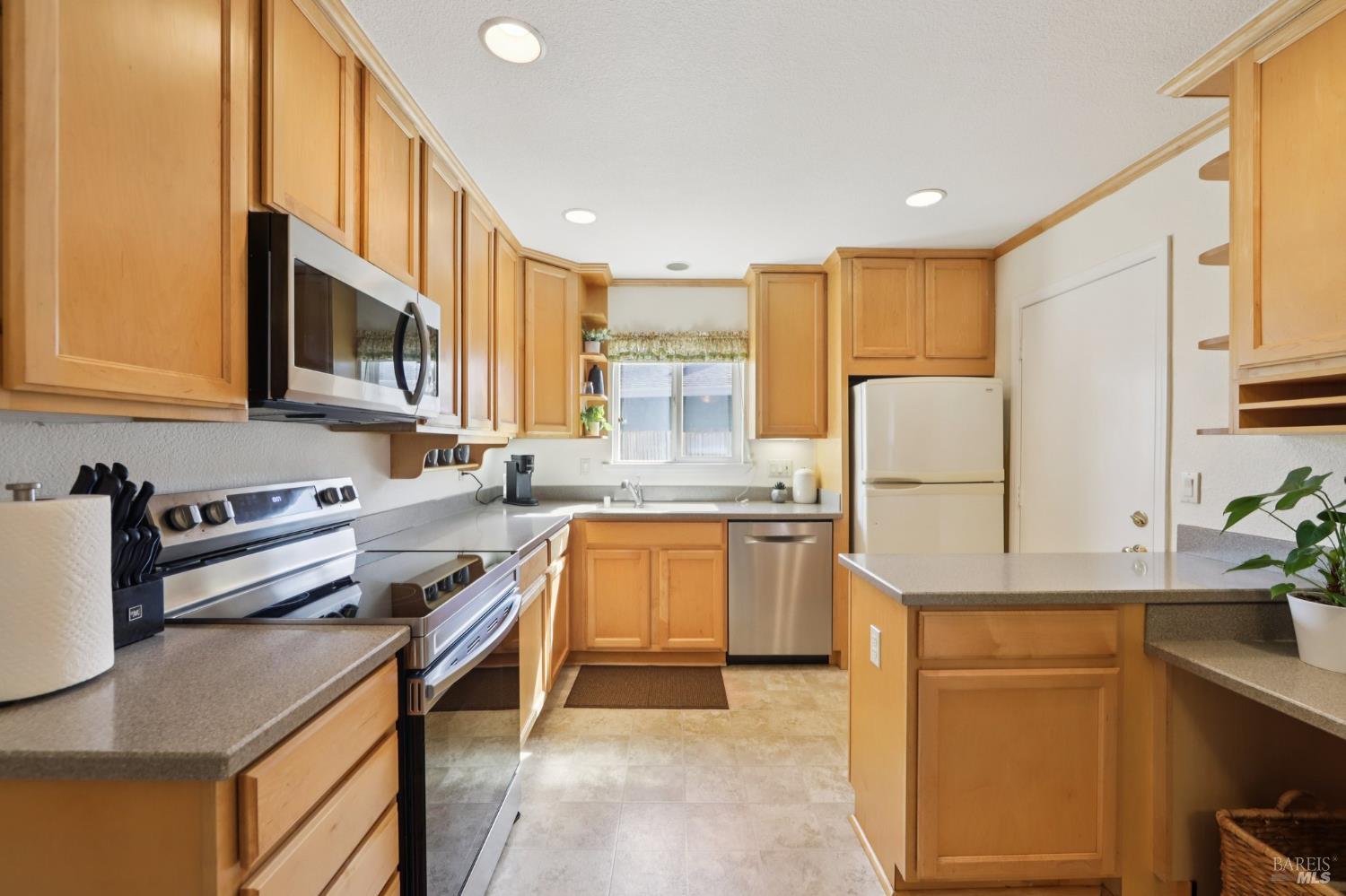 Detail Gallery Image 8 of 27 For 7070 Almond St, Rohnert Park,  CA 94928 - 3 Beds | 2 Baths