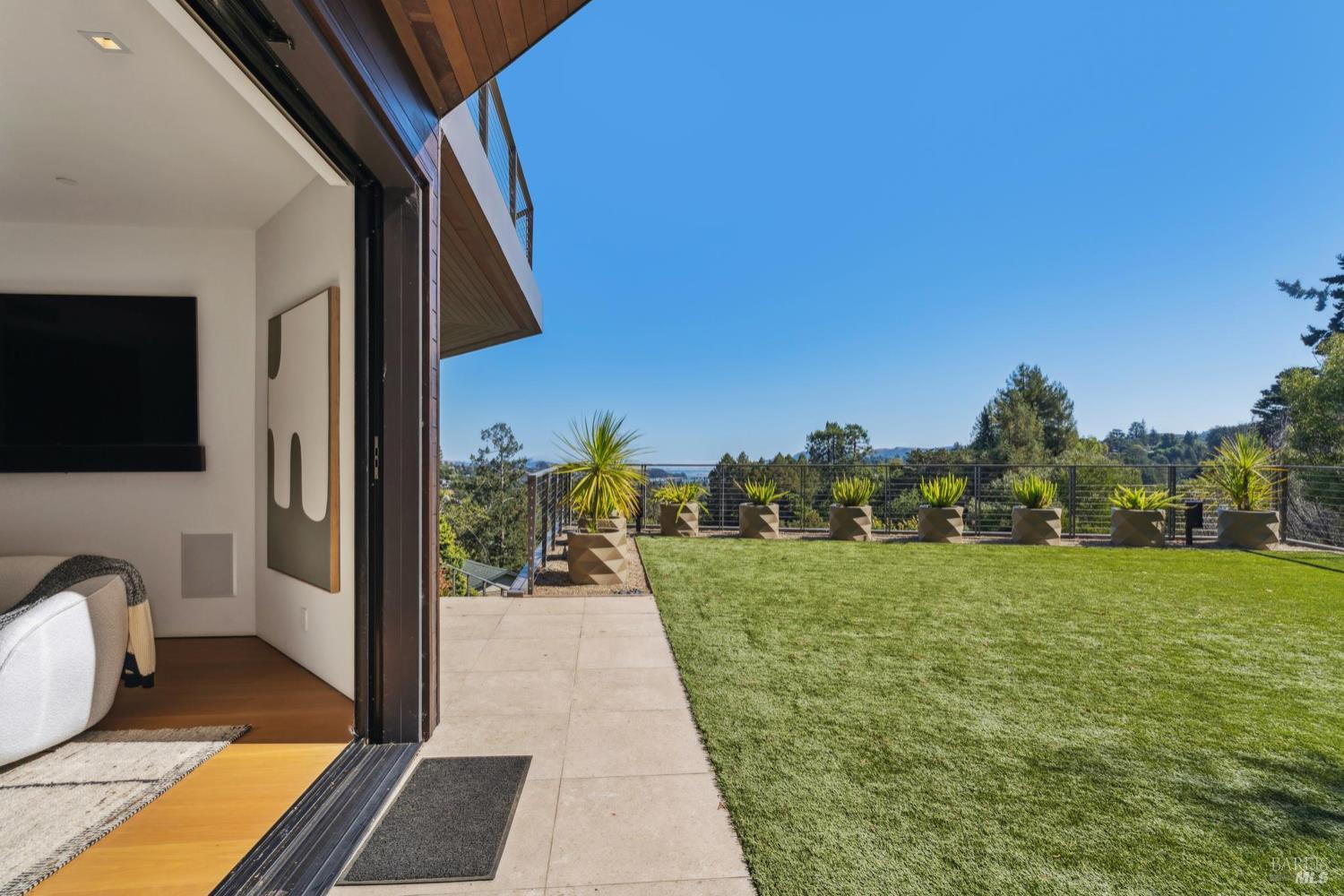 Detail Gallery Image 30 of 43 For 2 Upper Alcatraz Pl, Mill Valley,  CA 94941 - 5 Beds | 5/1 Baths