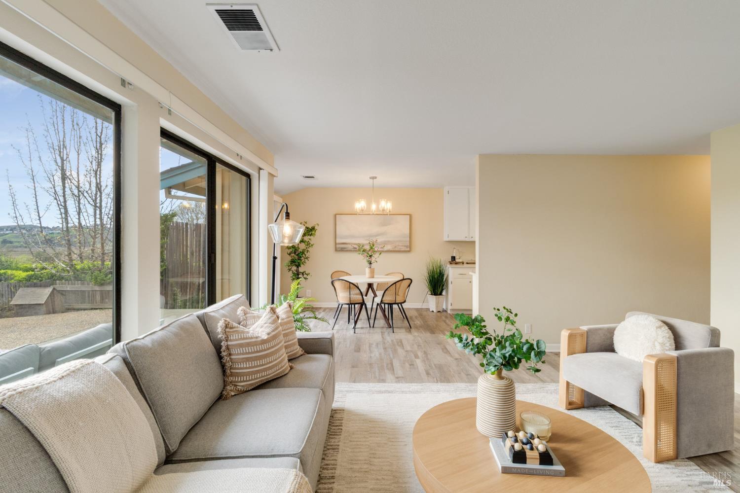 Detail Gallery Image 8 of 48 For 1474 London Cir, Benicia,  CA 94510 - 2 Beds | 2 Baths