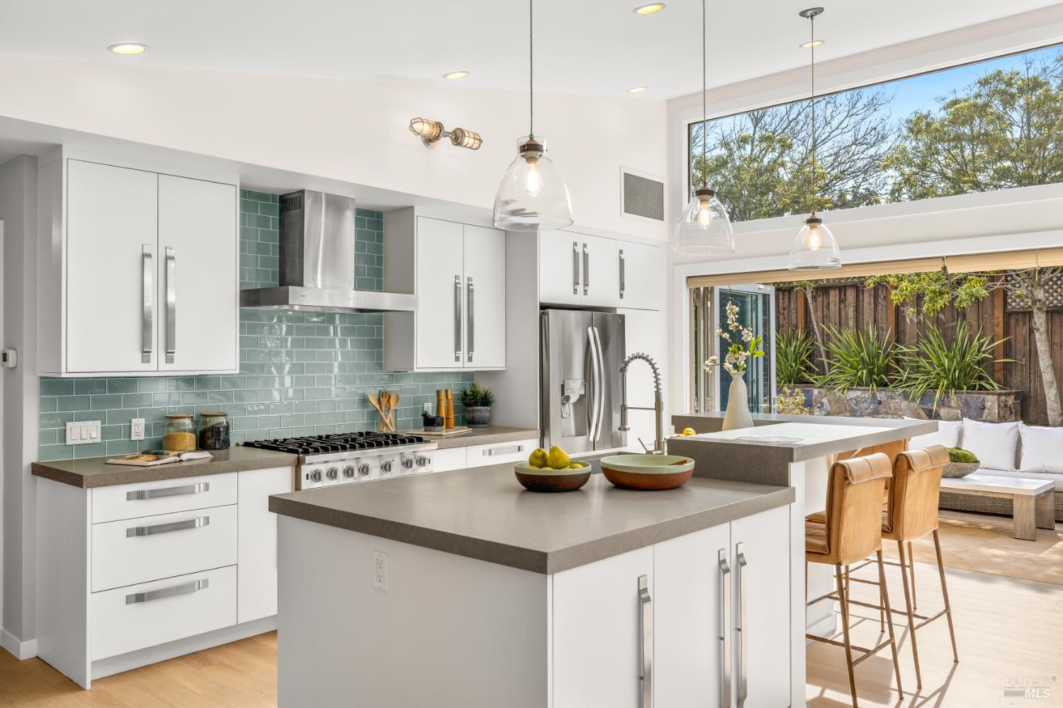 Detail Gallery Image 16 of 55 For 34 Southridge Dr, Tiburon,  CA 94920 - 4 Beds | 3/1 Baths