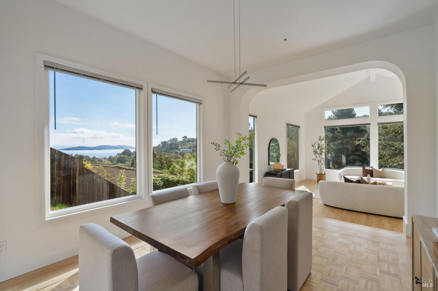 Detail Gallery Image 13 of 48 For 174 Main Dr, San Rafael,  CA 94901 - 5 Beds | 2/2 Baths