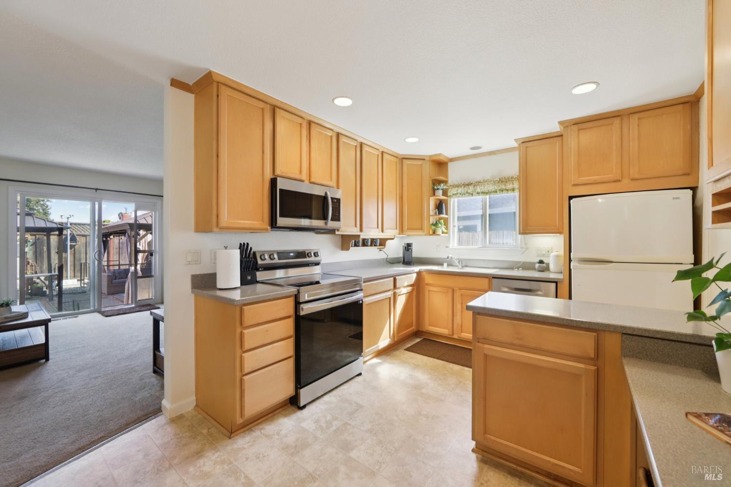 Detail Gallery Image 9 of 27 For 7070 Almond St, Rohnert Park,  CA 94928 - 3 Beds | 2 Baths